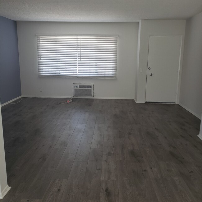 Building Photo - 15456 Vanowen St