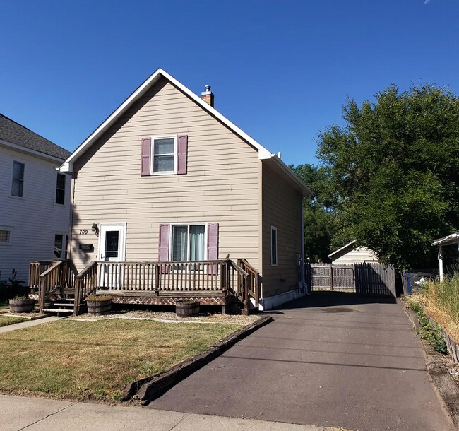 Estacionamiento frente a la calle - 709 N Rowley St