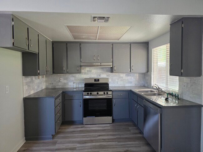 Foto del edificio - 4900 Earlcort Cir