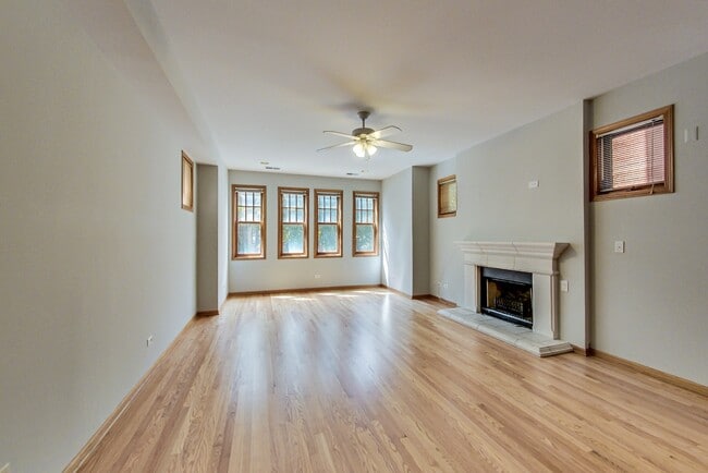 Building Photo - Stunning Wicker Park 3 Bed - Available August 1st