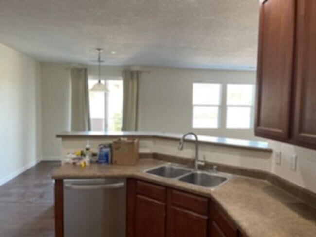 Foto del edificio - 3 bedroom 2.5 bathroom Townhome