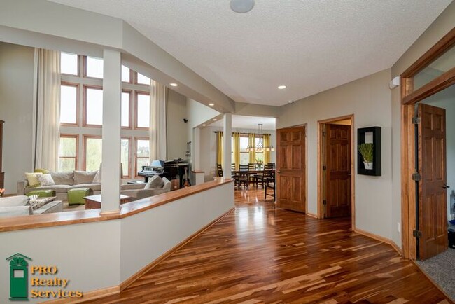 Building Photo - Stunning 8 bedroom, 4 bathroom home