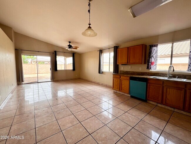 Foto del edificio - 8212 W Apache St