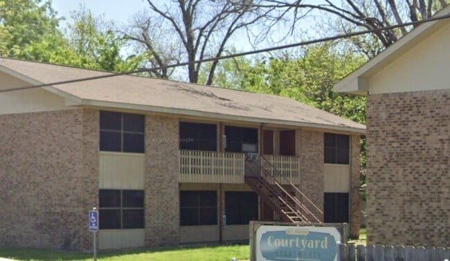 Building Photo - 812 E Palestine St