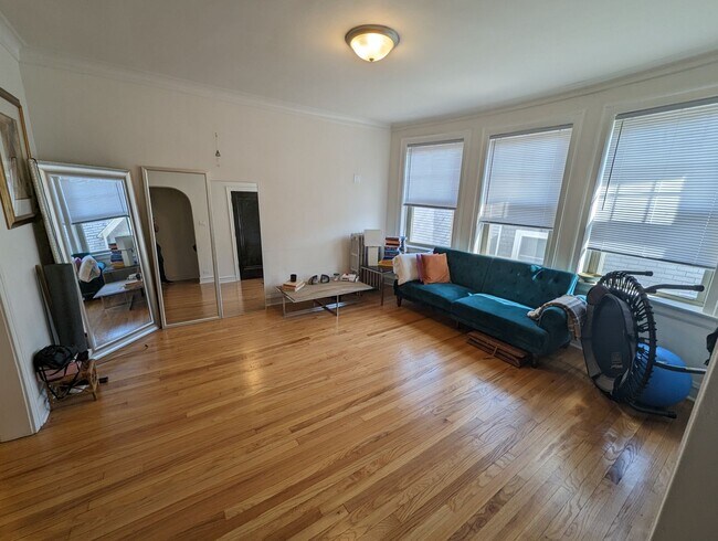 Foto del edificio - Spacious 1 BR - New Renovation Near the La...