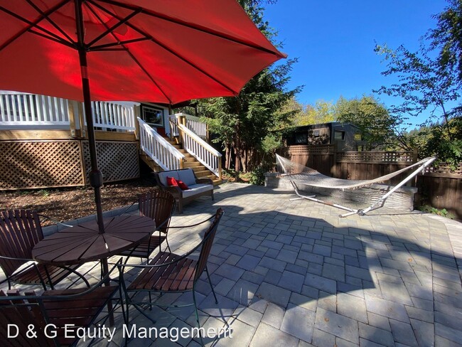 Building Photo - Studio, 1 bath House - Carriage House