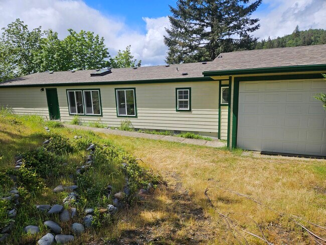Building Photo - 2800 Days Creek Rd