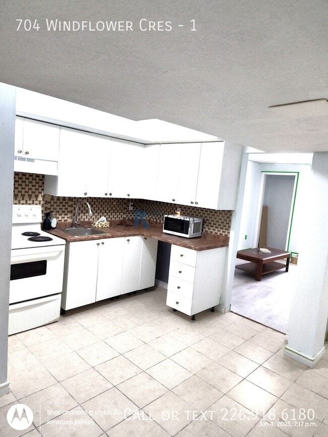 Building Photo - 704 Windflower Crescent