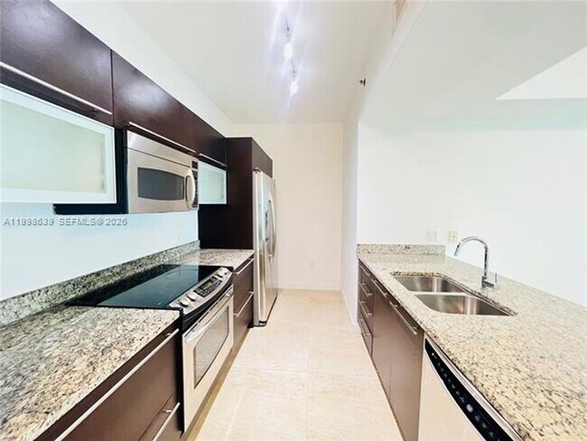 Building Photo - 950 Brickell Bay Dr