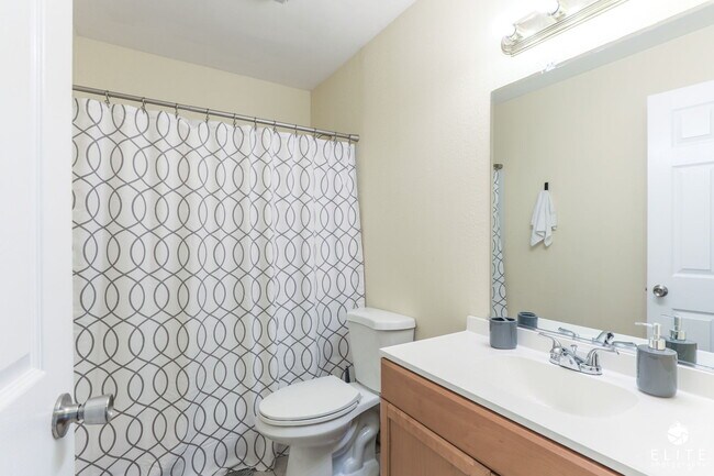 Full bathroom - 5741 Rocky Mountain Ct