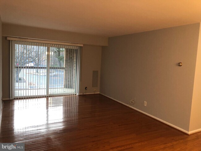Building Photo - 5817 Cove Landing Rd