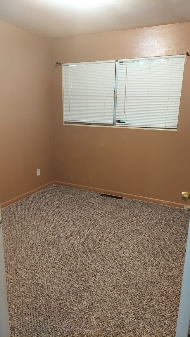 Building Photo - 2112 Limoges Dr E