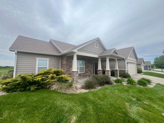 Building Photo - Executive Style Home in Grand Mere