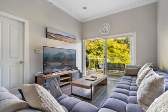 Building Photo - 218 W 17th Ave