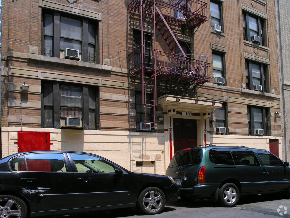 Entrada - 381 E 151st St