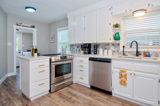 Foto del edificio - Remodeled Detached Cottage with Fenced Yard! Pet Friendly!