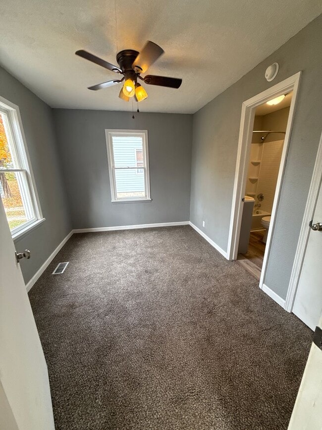 Foto del edificio - 3 bedroom/1 bathroom house