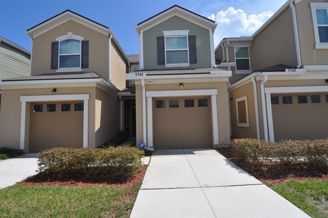 Primary Photo - LIKE NEW OAKLEAF TOWNHOME!
