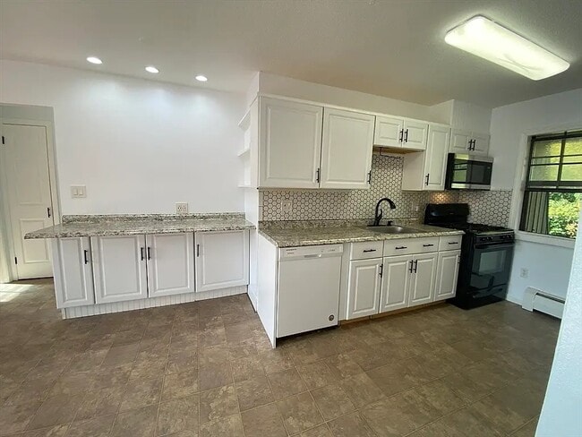 Building Photo - 459 Russell Rd