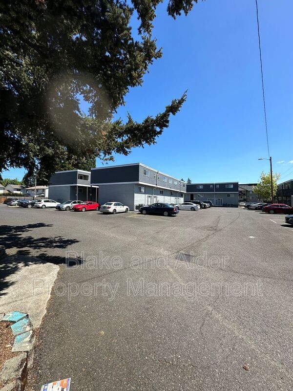 Building Photo - 15847 SE Stark St