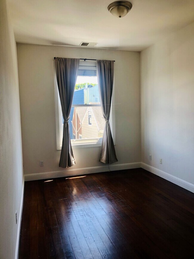 Foto del edificio - Sunlit Top Floor Jr. One Bedroom apartment home in Hayes Valley