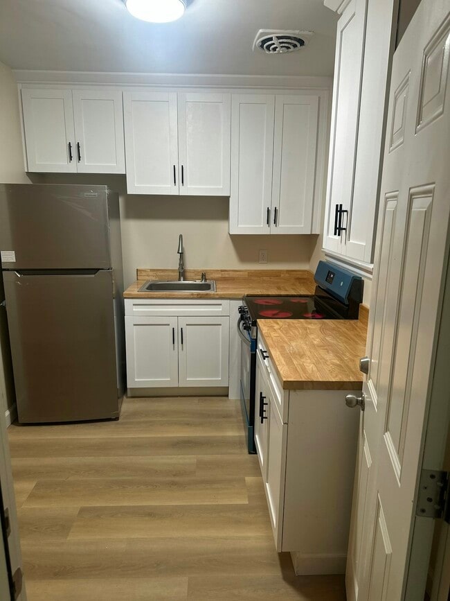 Building Photo - 724 S 4th St