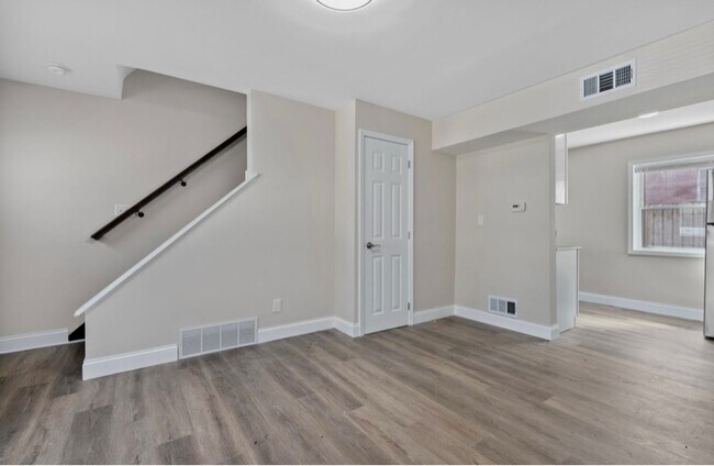 Foto del edificio - 464 E Norwich Ave