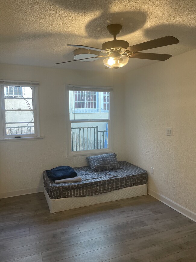 Foto del edificio - 2346 N Cahuenga Blvd