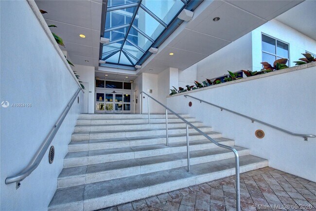 Building Photo - 3101 S Ocean Dr
