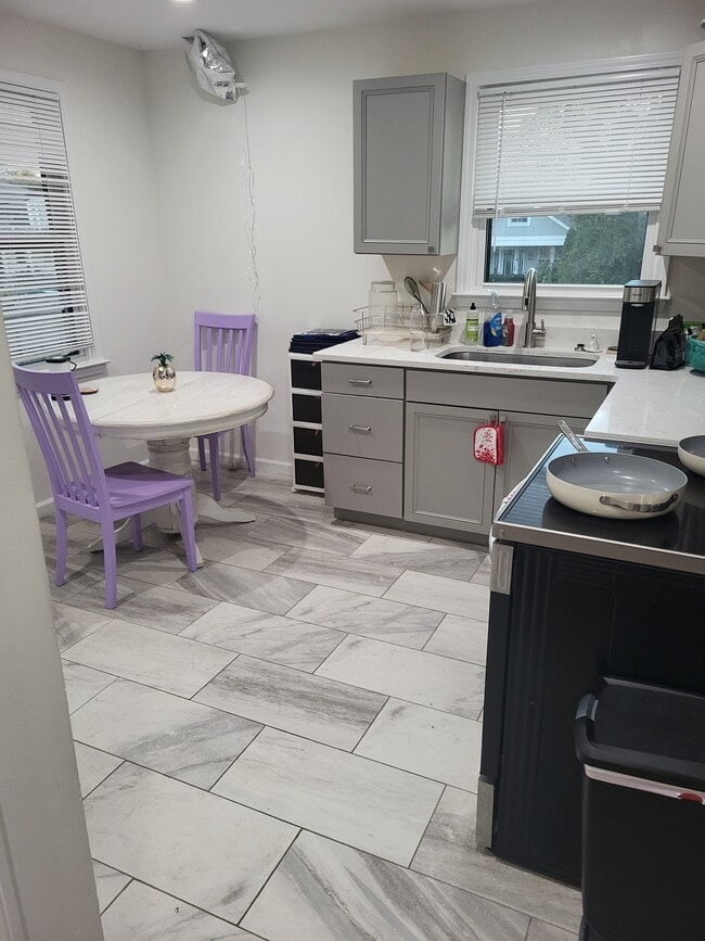 Building Photo - 1512A Sweetbriar Ave