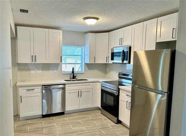 Building Photo - 2600 NE 8th Ave