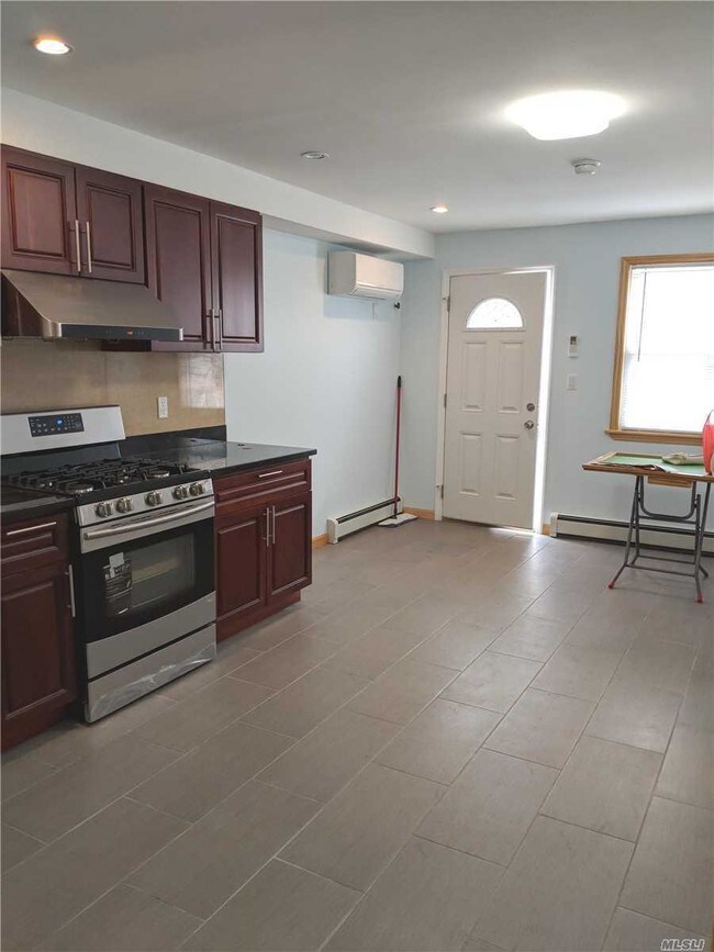 Building Photo - 2 bedroom in Queens NY 11416