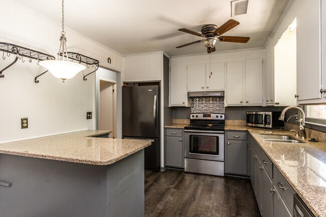 Building Photo - 4240 Paramount Dr