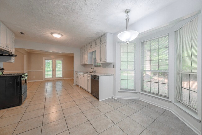 Foto del edificio - Cozy 3-Bedroom Rental with Fireplace & Mod...