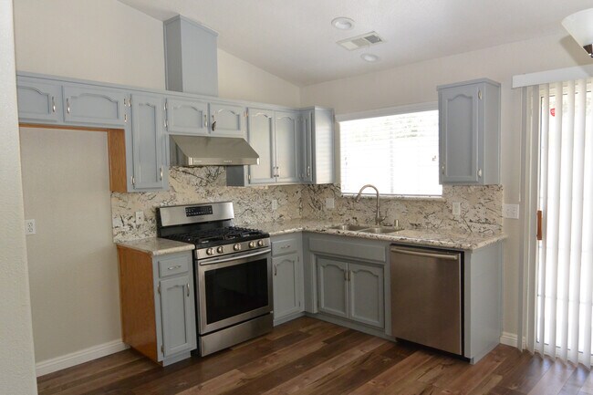 Foto del edificio - Beautiful 4 Bedroom, 2 Bathroom Condo in N...