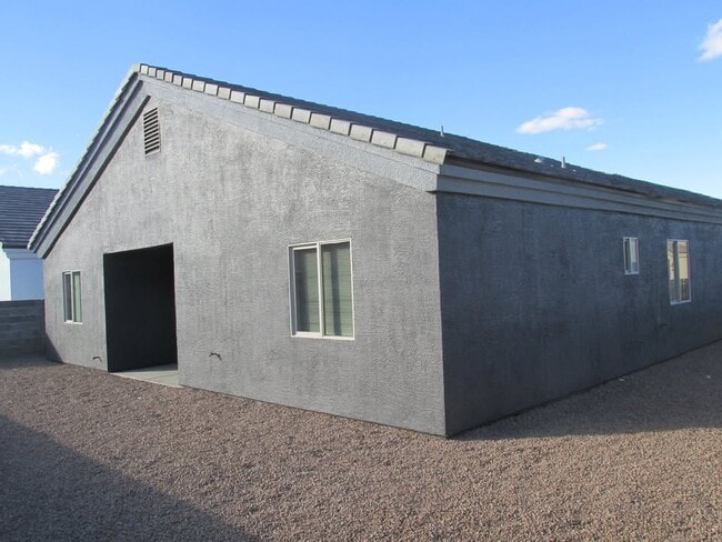 Building Photo - 3356 El Tovar Ave