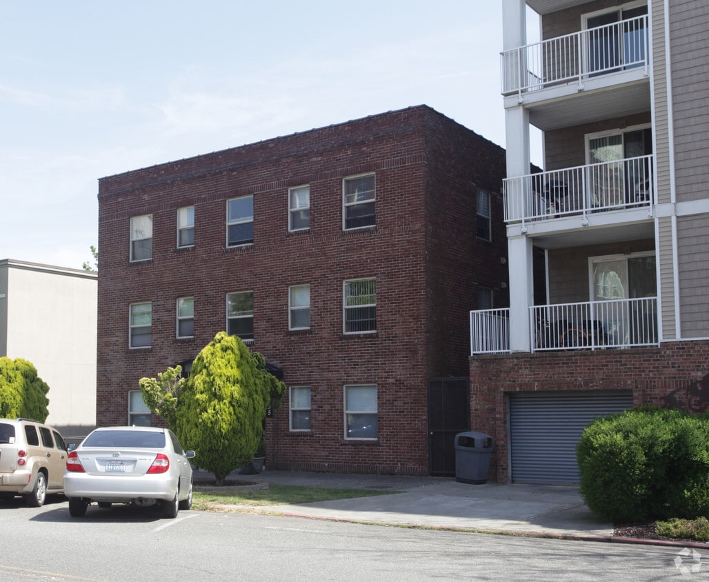 Primary Photo - Lauriston Apartments