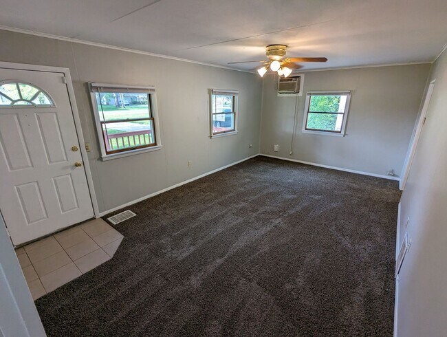 Foto del edificio - Nicely updated three-bedroom ranch with garage.