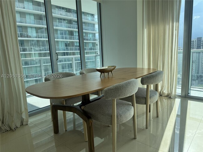 Foto del edificio - 1111 SW 1st St