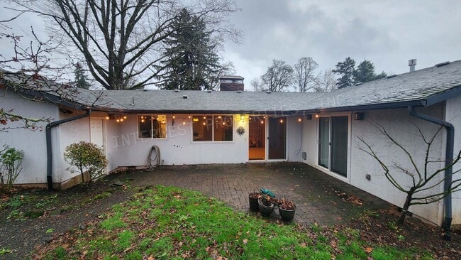 Building Photo - 3 bd 2ba Ranch Style Home with Fenced Yard, W/D in Unit, Fireplaces & 2 Car Garage!