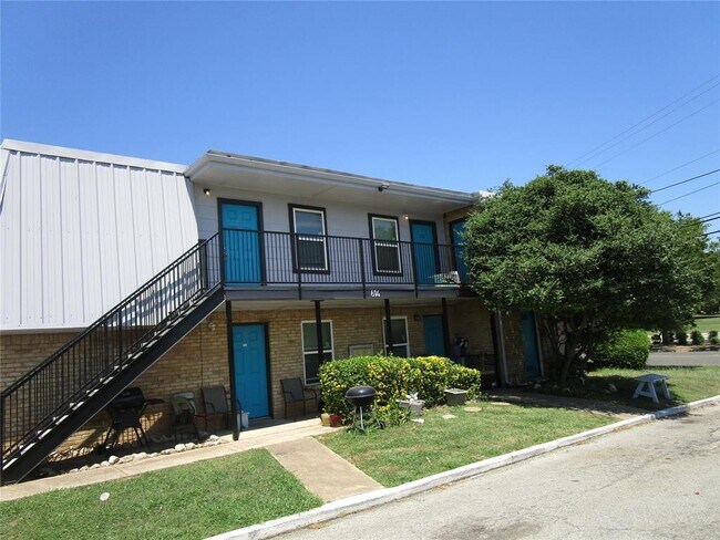Building Photo - 616 Londonderry Ln