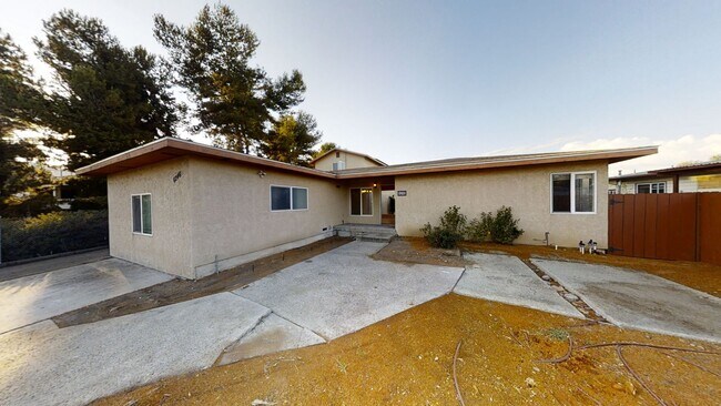 Foto del edificio - HUGE 10BR House on Montezuma!! - Large Private Parking Lot & Courtyard! - Right Next to Campus (L...