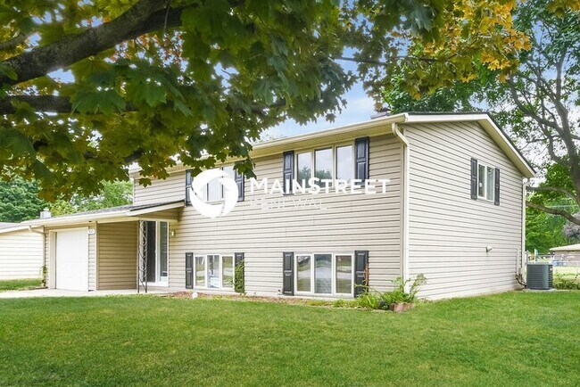 Foto del edificio - 3 Bedroom Pet-Friendly Home in INDIANAPOLIS, IN with Main Street Renewal