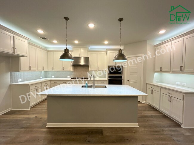 Building Photo - Modern Comfort Meets Elegance: Spacious 4-...