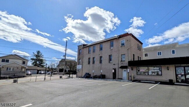 Foto del edificio - 239 Union Blvd