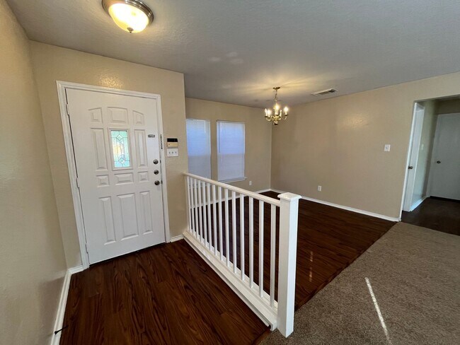 Foto del edificio - 6623 Highland Grass