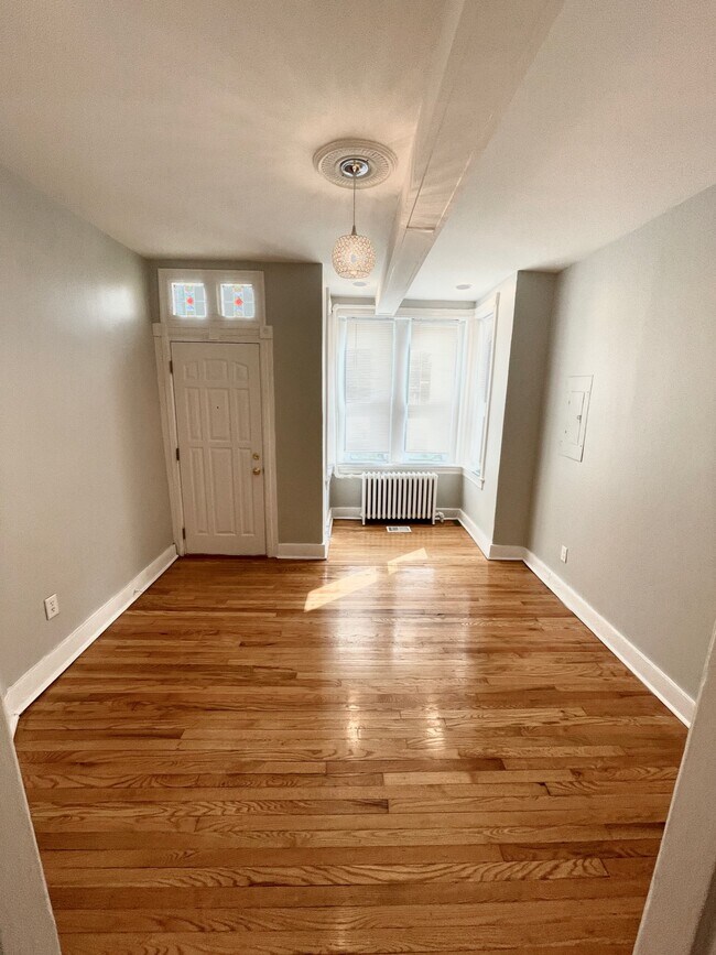 Front living area. - 1332 E St NE