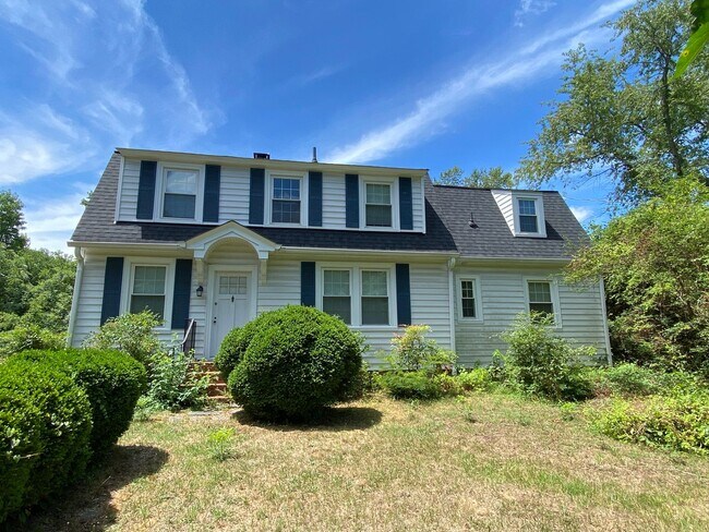 Building Photo - Charming 4bdrm/1.5bth Colonial Located in ...
