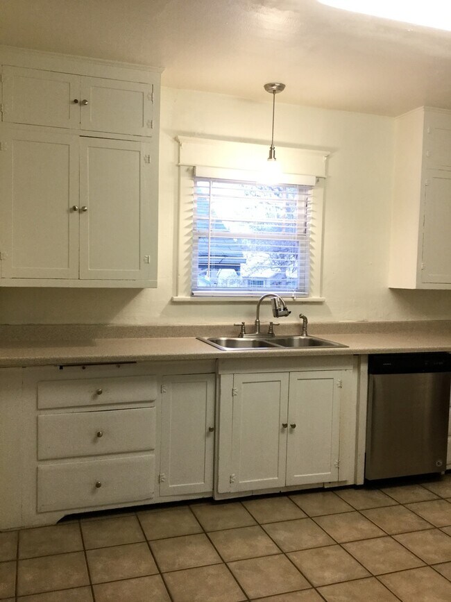 Foto del edificio - 3 bed/1 bath house