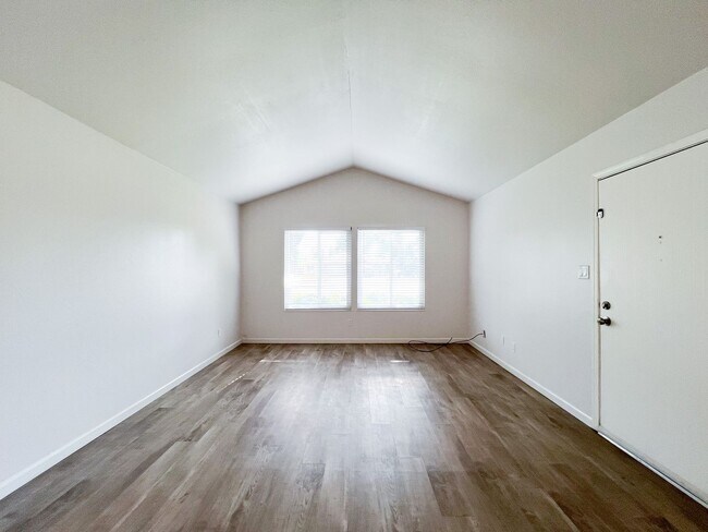 Building Photo - Upgraded 2 Bedroom Condo!!